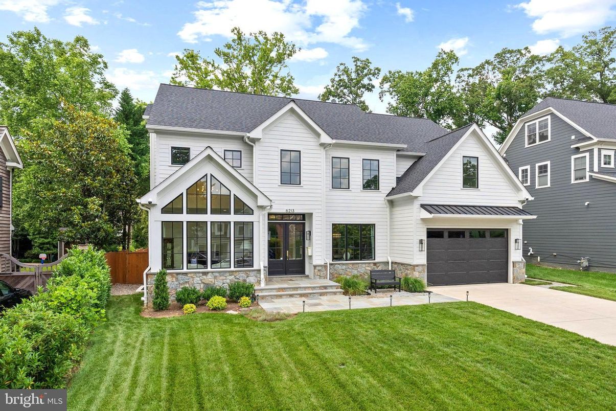 Attached, Exterior, Facade, Farmhouse