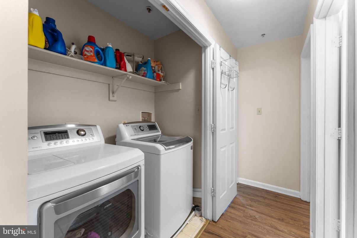 Interior, Utility Closets, Washer, Wood Texture Flooring