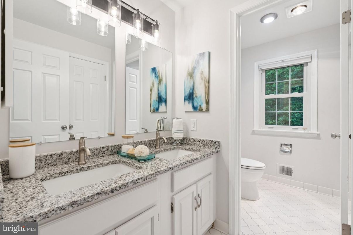 Bathroom, Dual Sink Vanities, Interior, Recessed Lighting