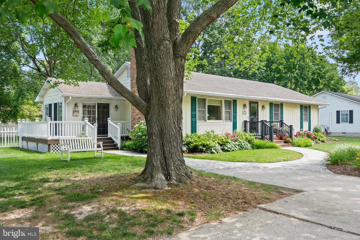 Backyard, Exterior, Facade, Ranch