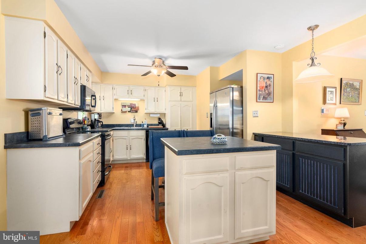 Interior, Kitchen, Pendant Lights, Wood Texture Flooring