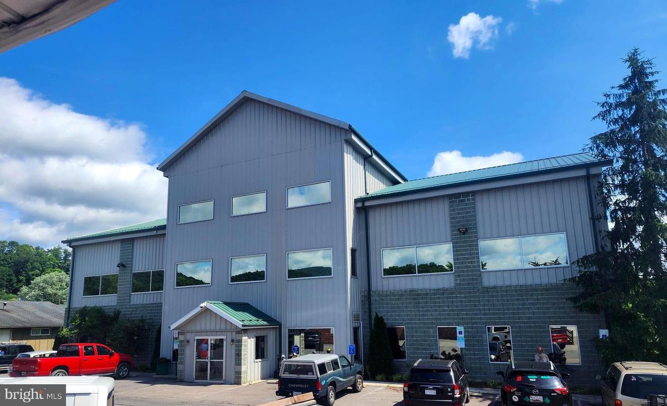 Exterior, Facade, Brick Facade, Farmhouse