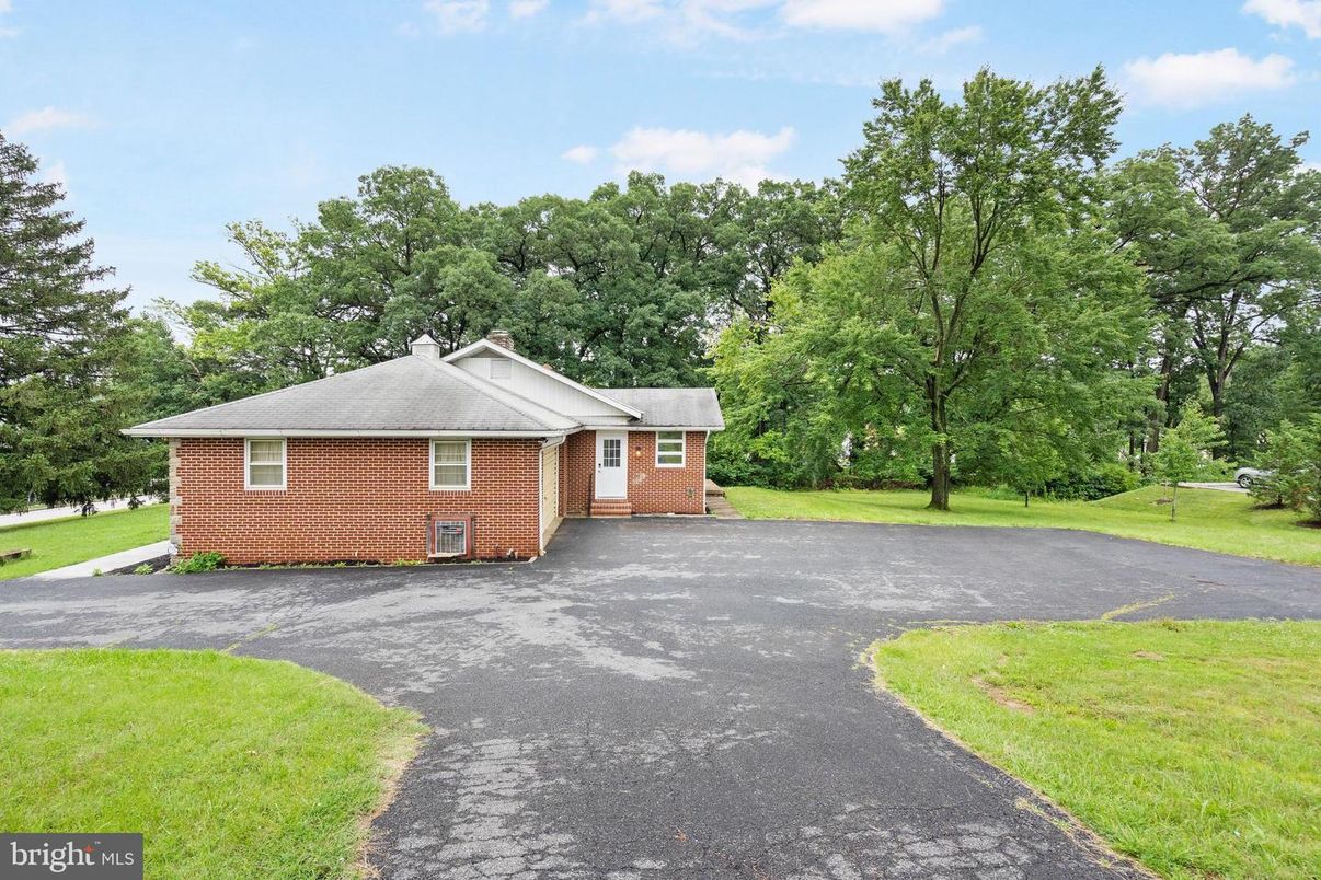 Backyard, Exterior, Facade, Brick Facade, None