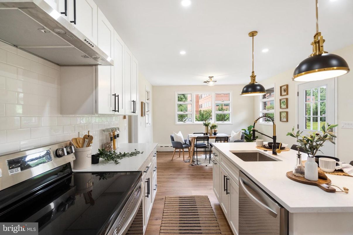 Dining room, Interior, Kitchen, Pendant Lights, Recessed Lighting, Stainless Steel Appliances, Wood Texture Flooring