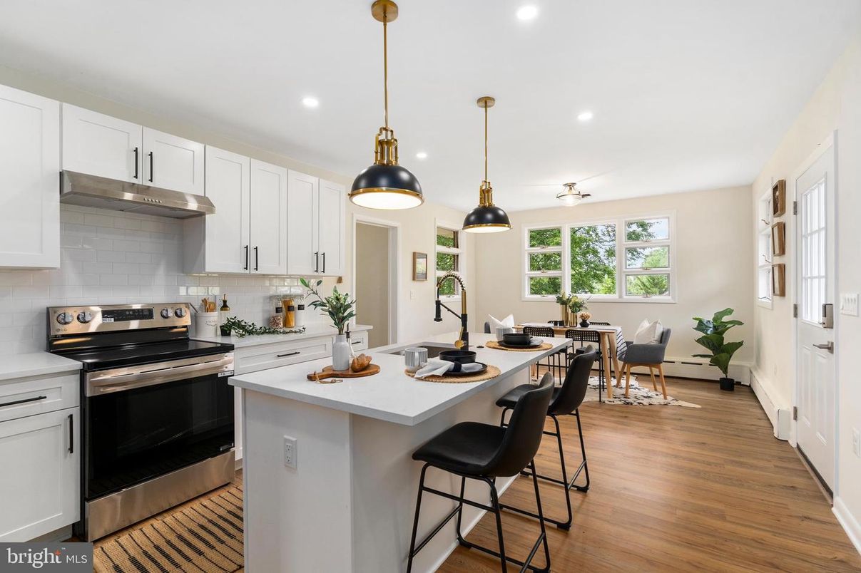 Dining room, Interior, Kitchen, Pendant Lights, Recessed Lighting, Stainless Steel Appliances, Wood Texture Flooring