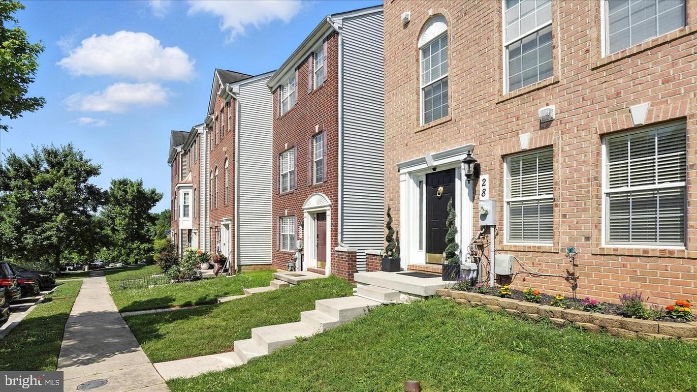 Exterior, Facade, Brick Facade, Rowhouse