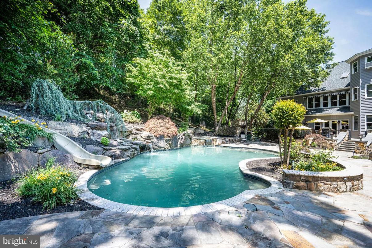 Exterior, Playground, Pool