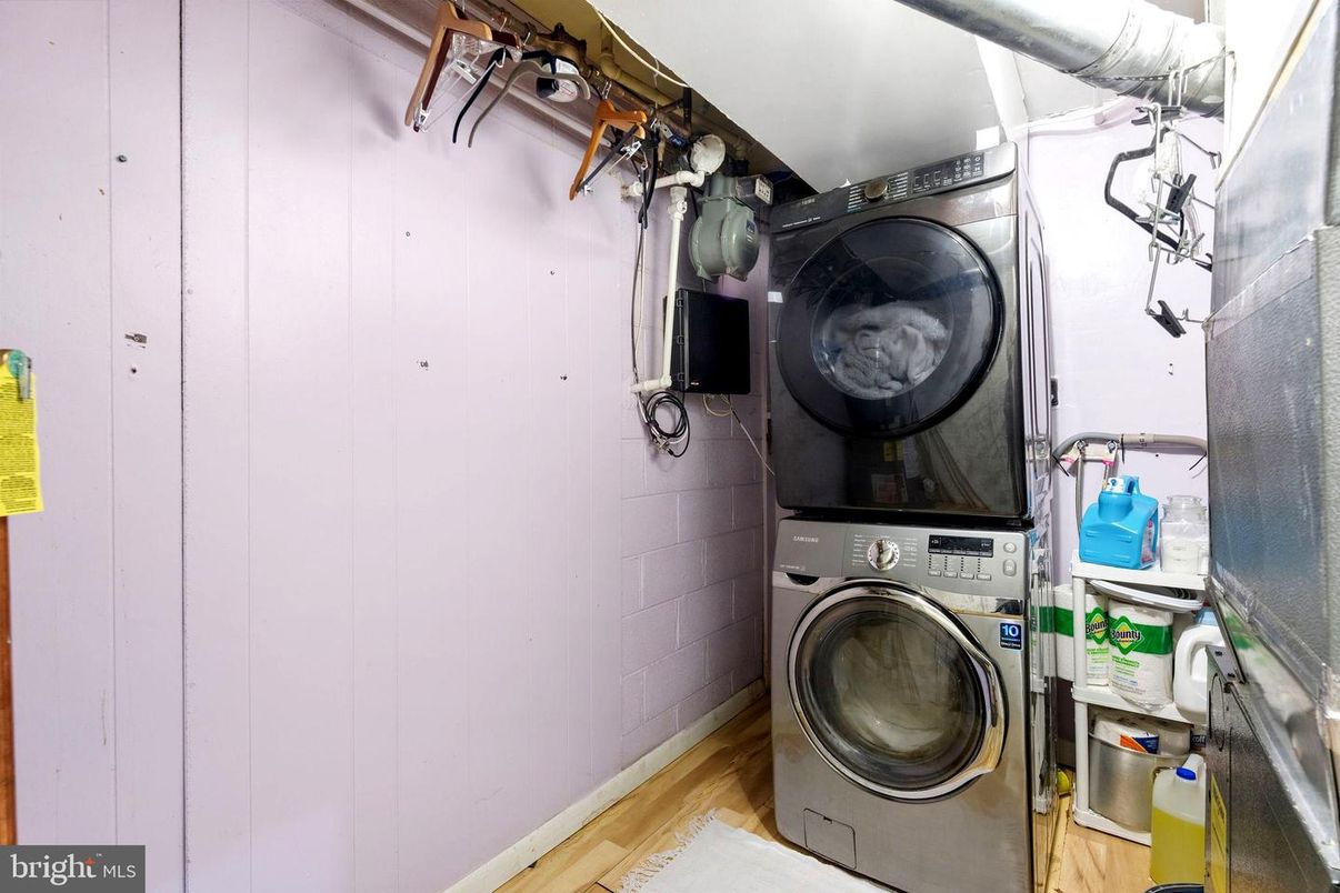 Interior, Utility Closets, Washer, Wood Texture Flooring