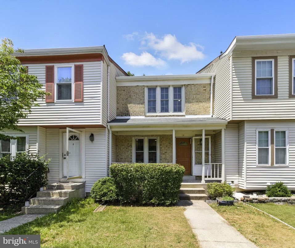 Exterior, Facade, Split Level
