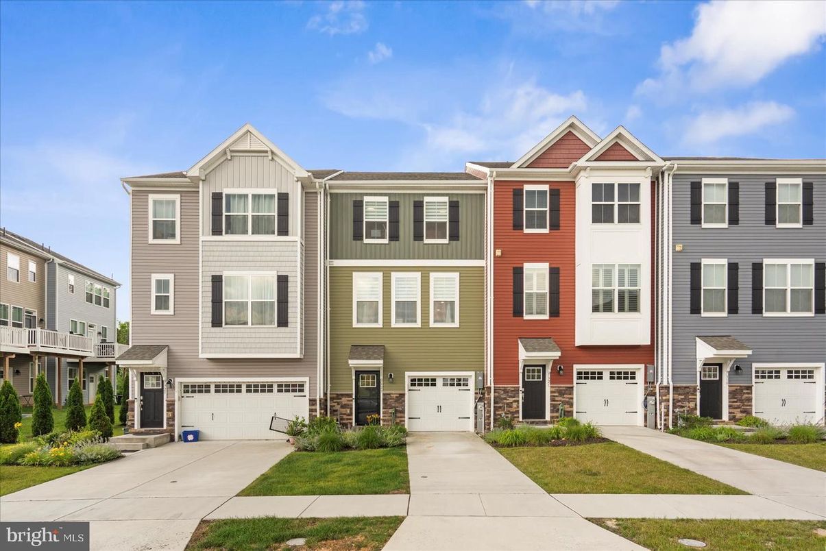 Attached, Exterior, Facade, Rowhouse