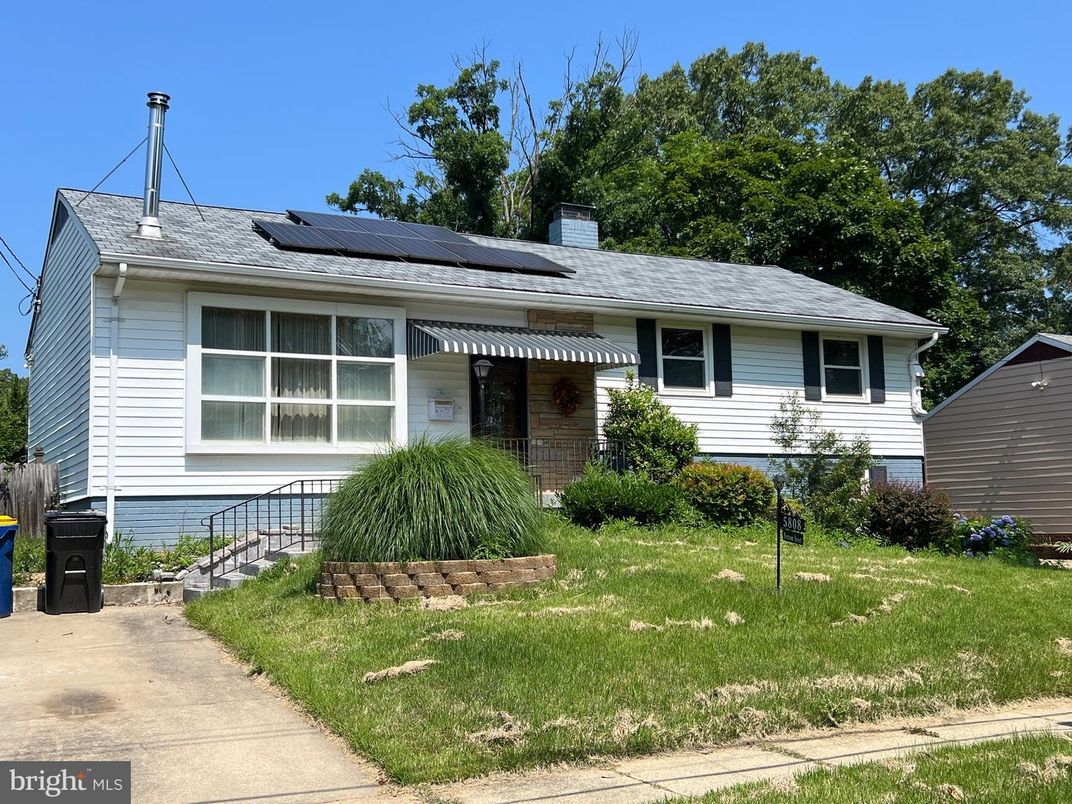 Exterior, Facade, Solar Panels, Split Level