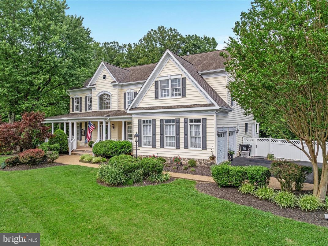 Attached, Exterior, Facade, Farmhouse