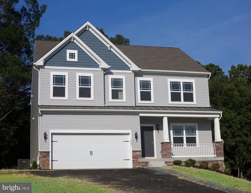Attached, Exterior, Facade, Farmhouse