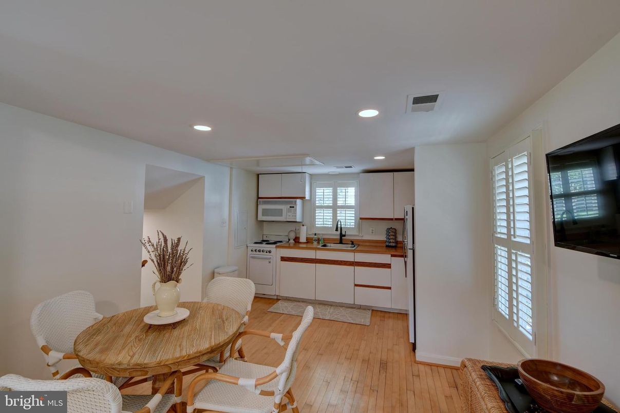 Dining room, Interior, Kitchen, Recessed Lighting, Wood Texture Flooring