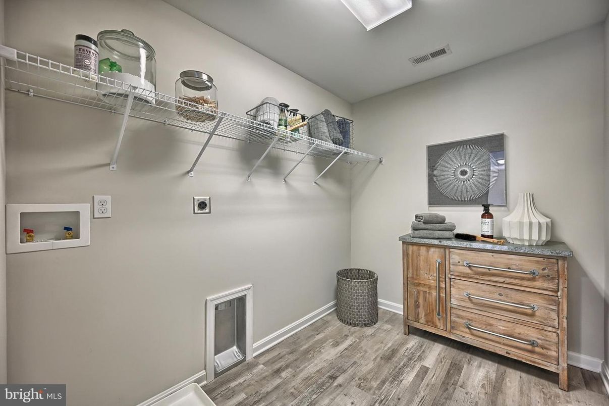 Interior, Walk-in Closets, Wood Texture Flooring