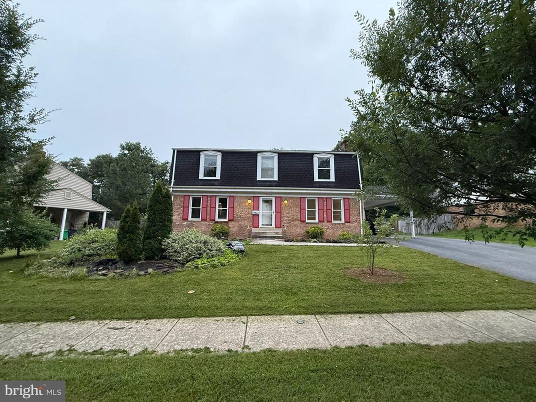 Exterior, Facade, Brick Facade, Cape Cod