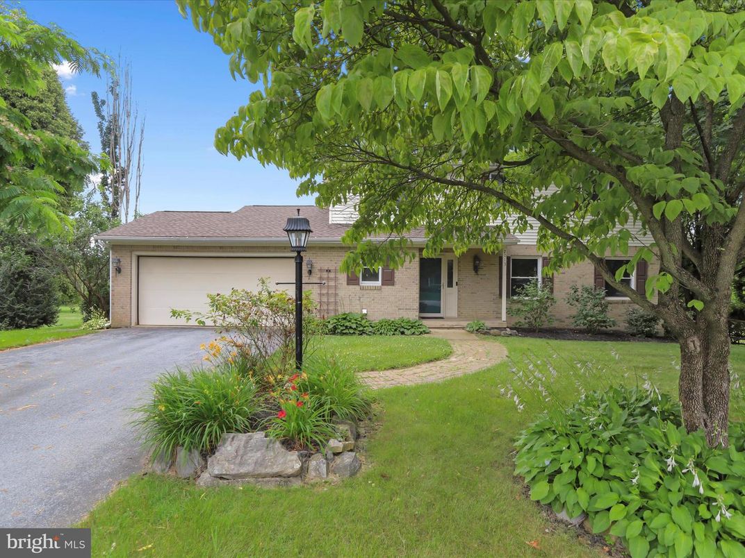Attached, Backyard, Exterior, Facade, Brick Facade, Ranch