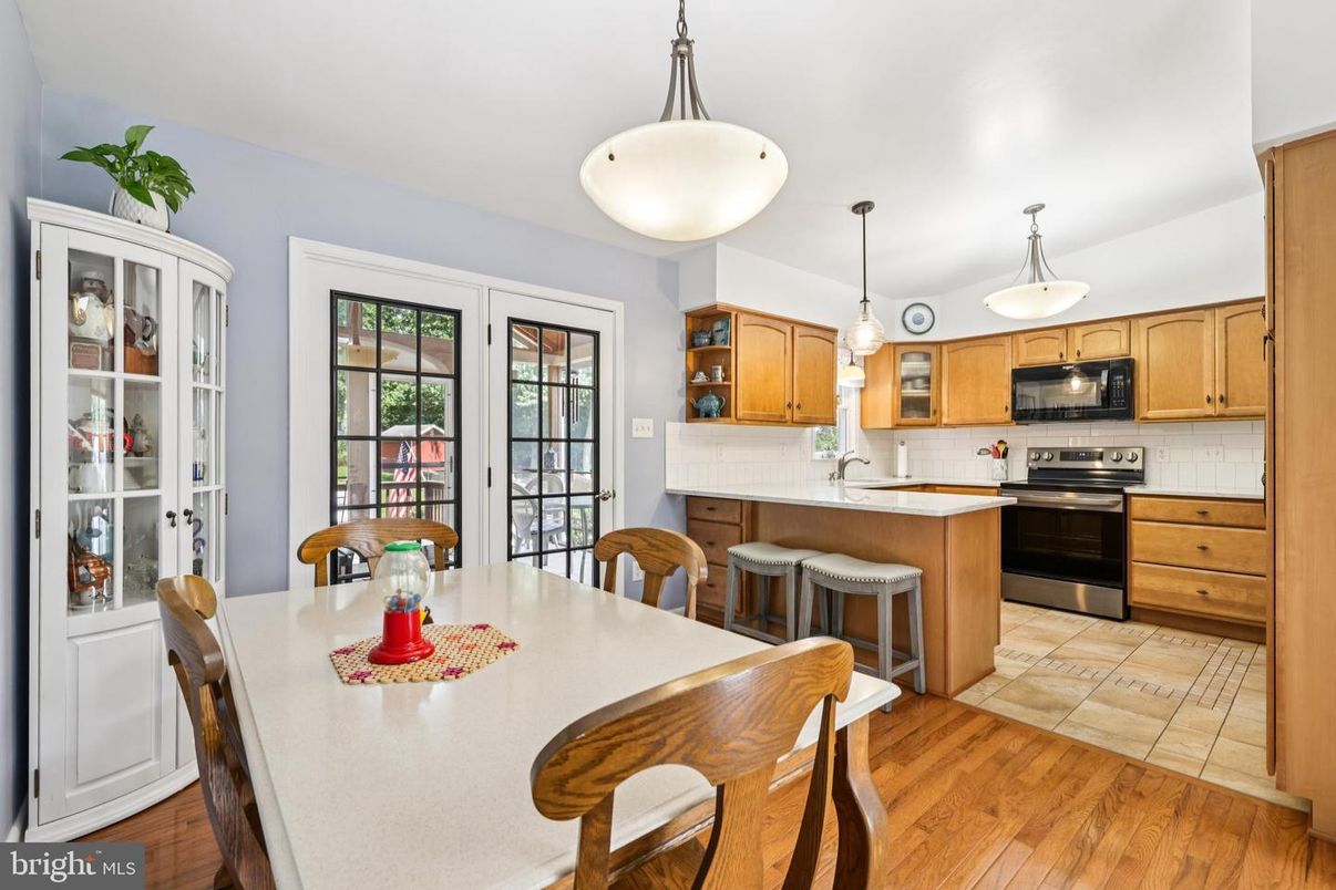 Dining room, Interior, Kitchen, Pendant Lights, Stainless Steel Appliances, Wood Texture Flooring