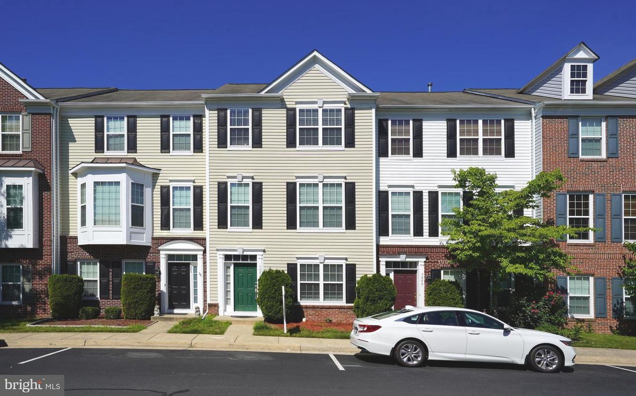 Exterior, Facade, Brick Facade, Rowhouse