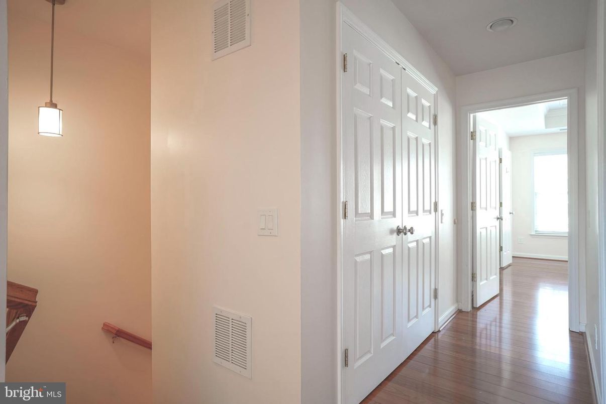 Interior, Pendant Lights, Wood Texture Flooring