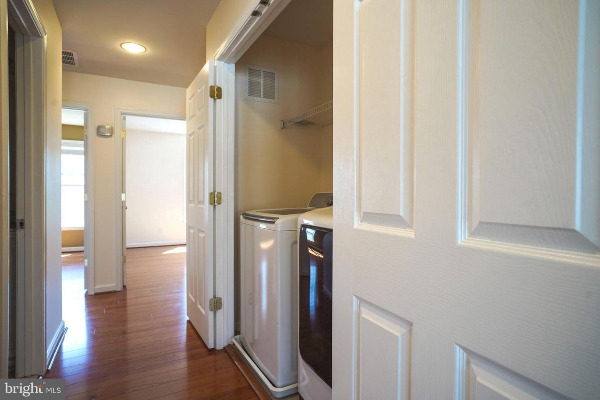 Interior, Recessed Lighting, Washer, Wood Texture Flooring