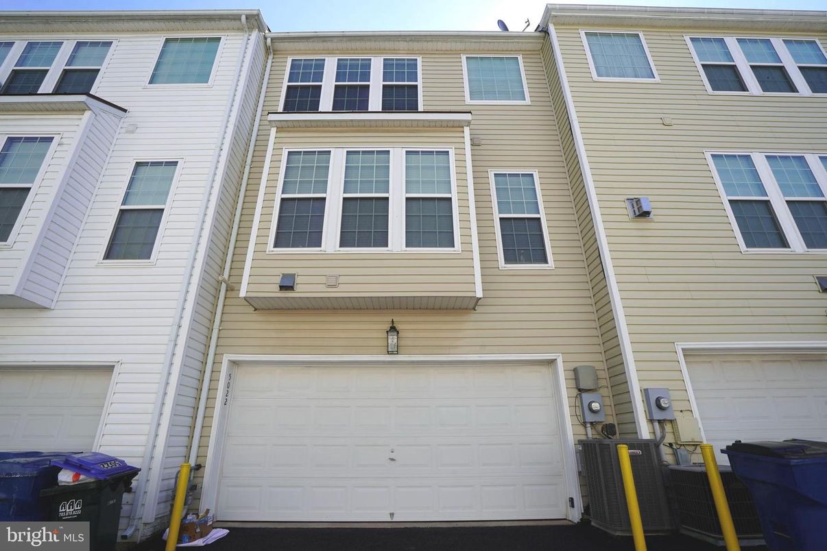 Attached, Exterior, Facade, Rowhouse