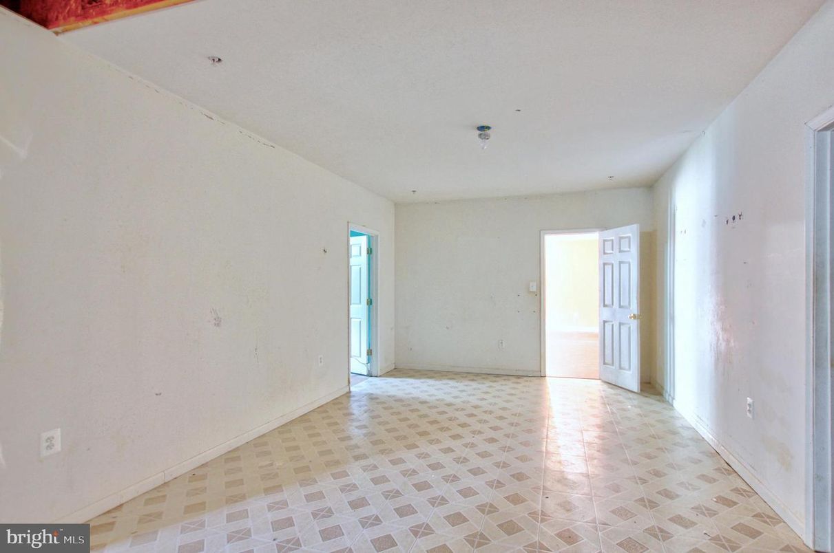Empty room, Interior