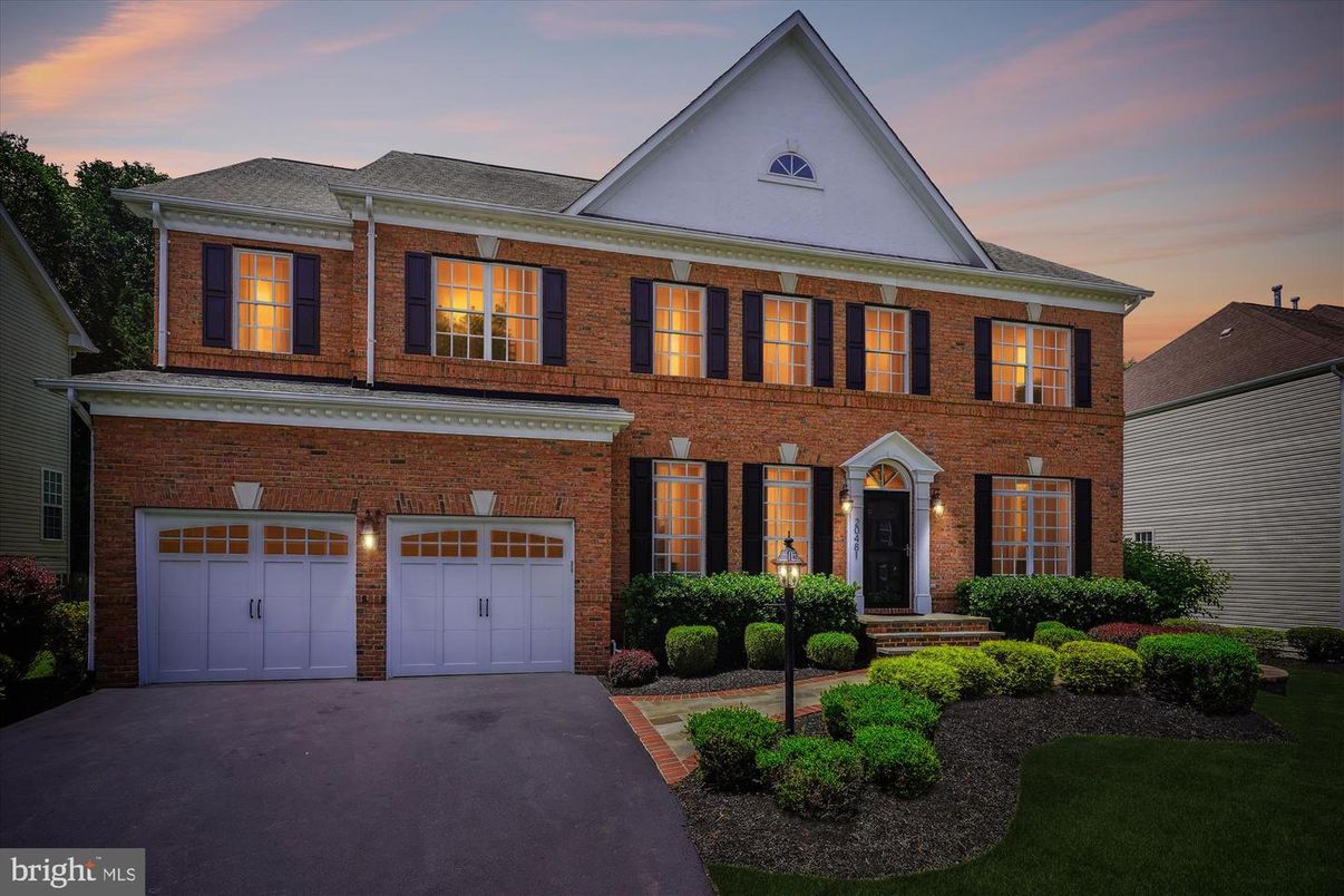 Attached, Exterior, Facade, Brick Facade, Georgian