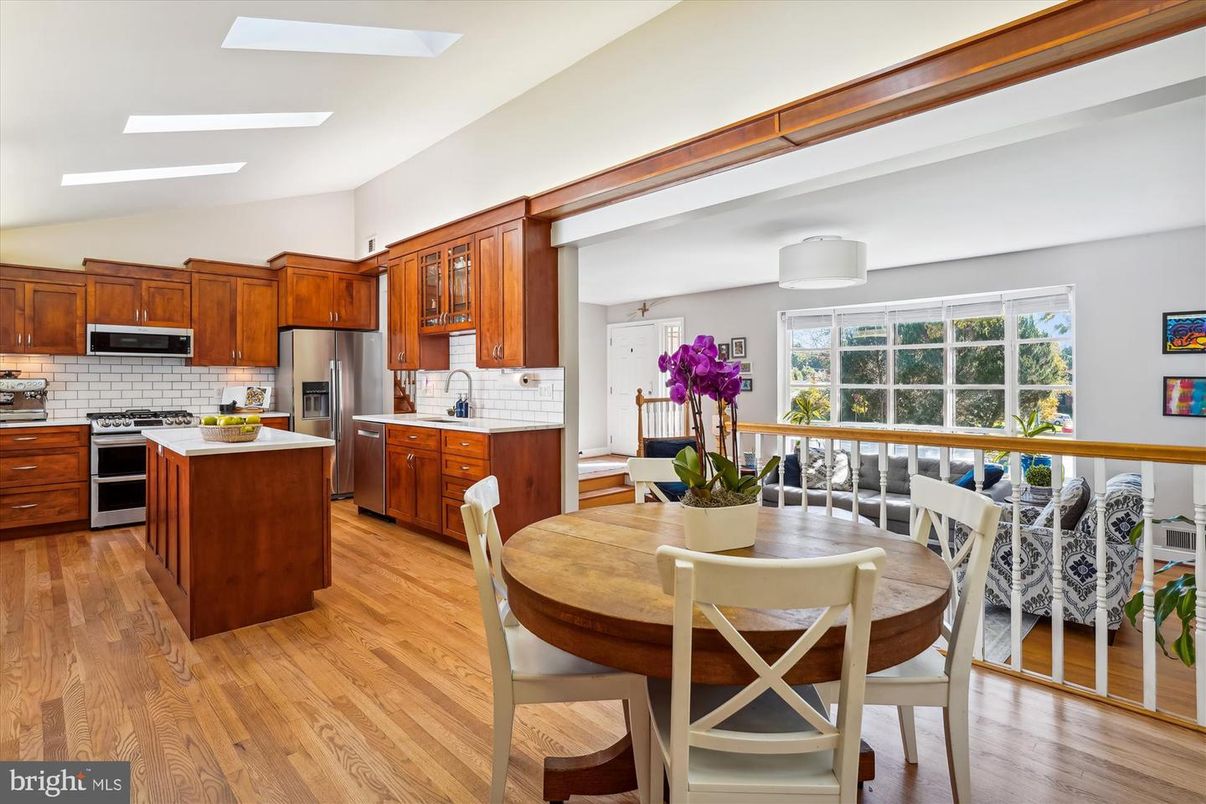 Dining room, Interior, Kitchen, Stainless Steel Appliances, Wood Texture Flooring
