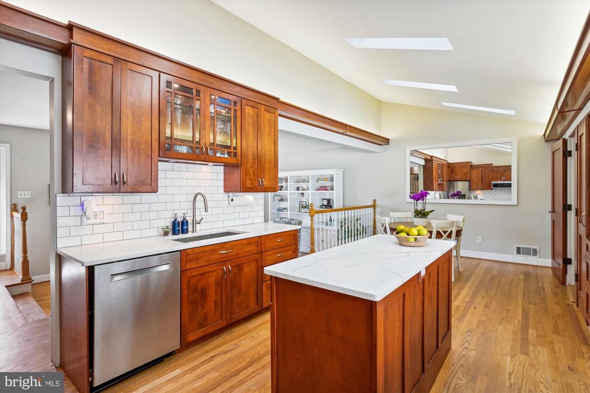 Dining room, Interior, Kitchen, Stainless Steel Appliances, Wood Texture Flooring
