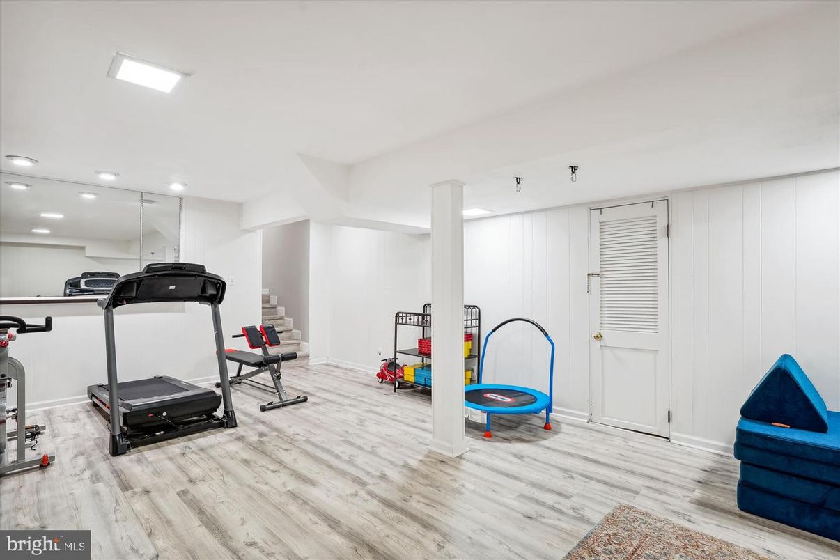 Fitness Equipment, Interior, Recessed Lighting, Wood Texture Flooring