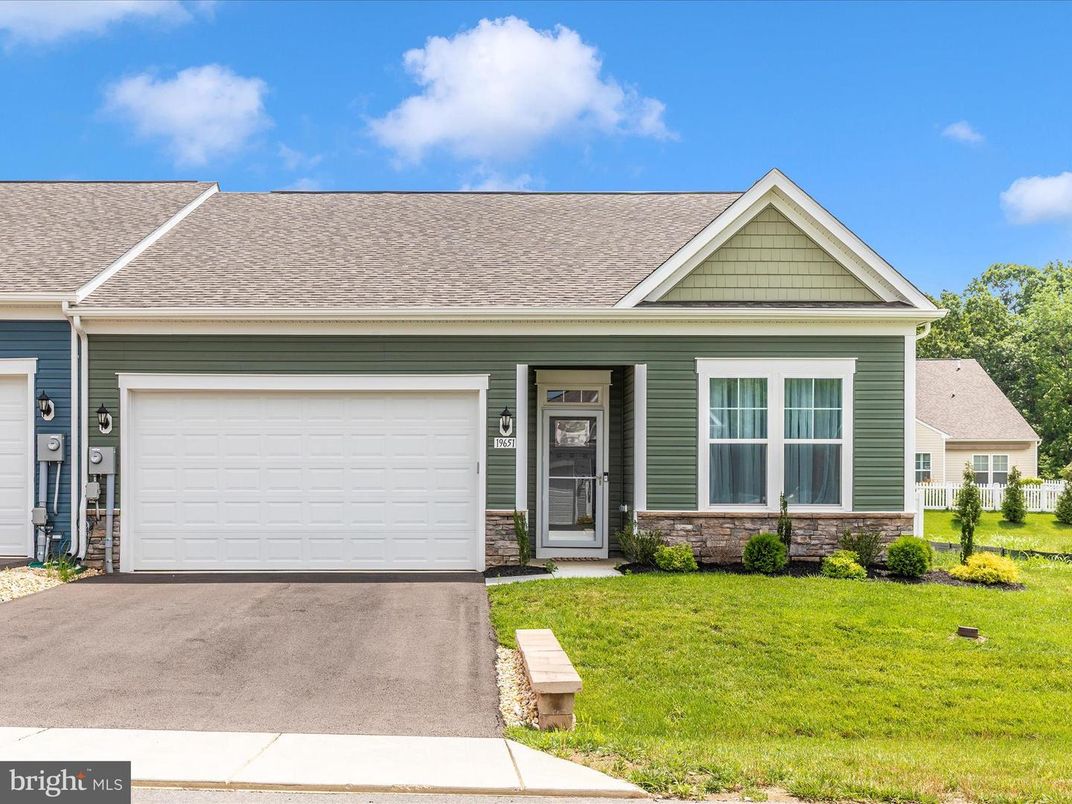 Attached, Exterior, Facade, Ranch