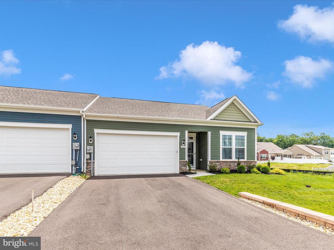 Attached, Exterior, Facade, Ranch