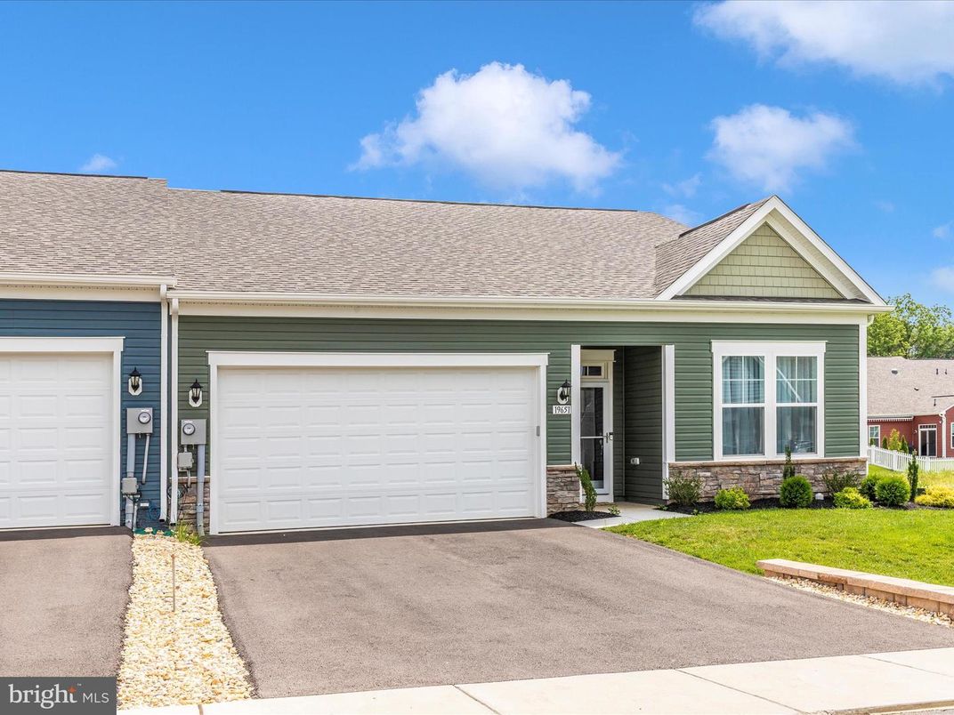 Attached, Exterior, Facade, Ranch