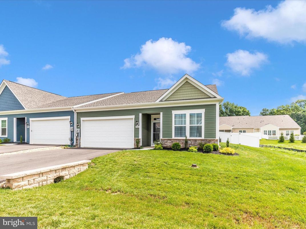 Attached, Exterior, Facade, Ranch