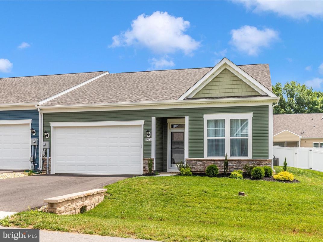 Attached, Exterior, Facade, Ranch