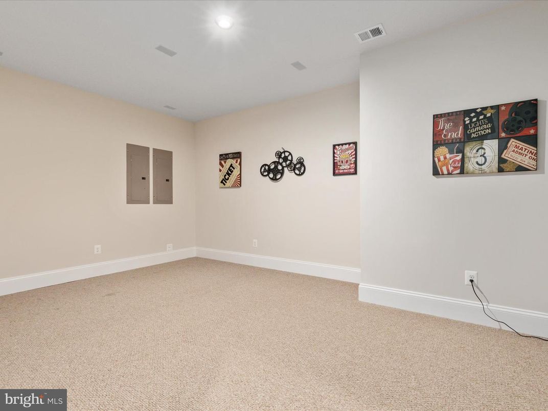 Empty room, Interior, Recessed Lighting