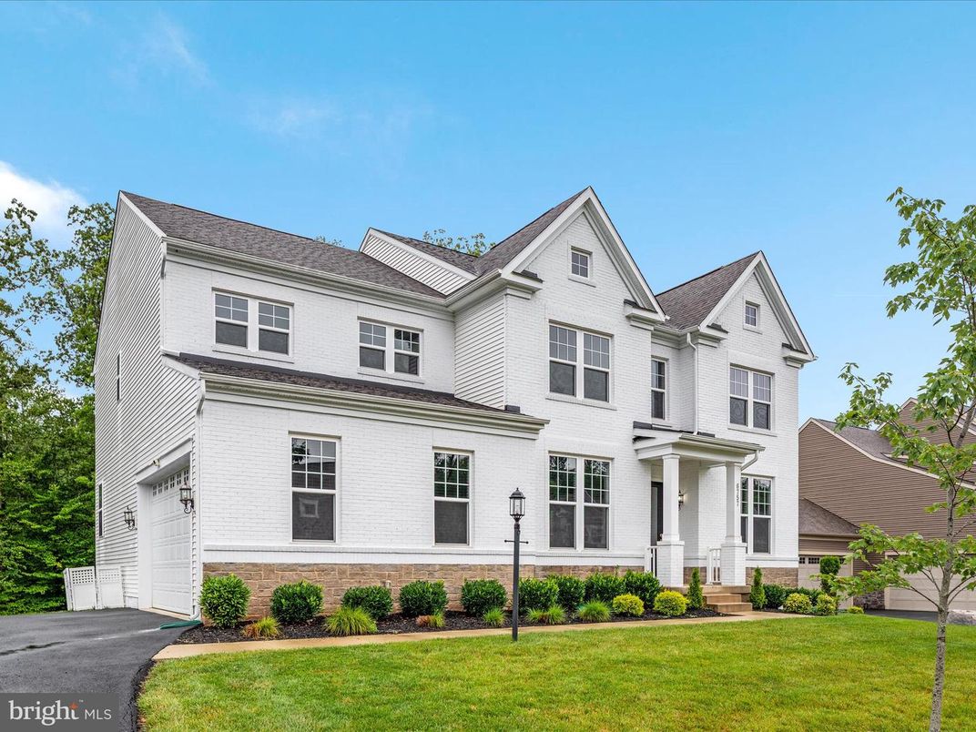 Attached, Exterior, Facade, Farmhouse
