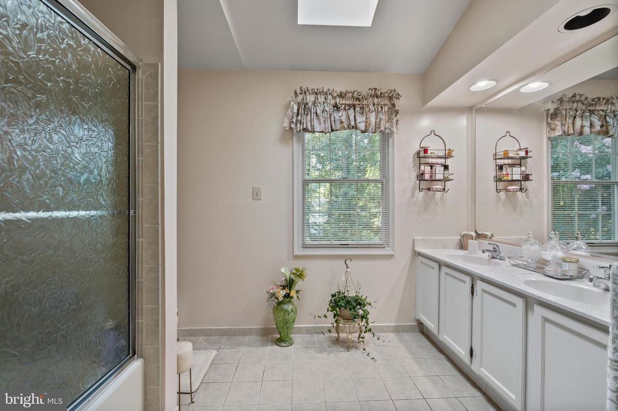 Bathroom, Dual Sink Vanities, Interior, Recessed Lighting
