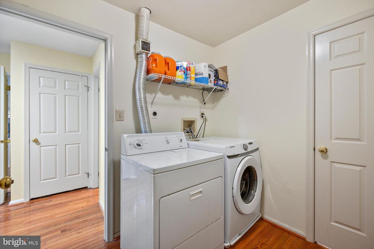 Interior, Utility Closets, Washer, Wood Texture Flooring