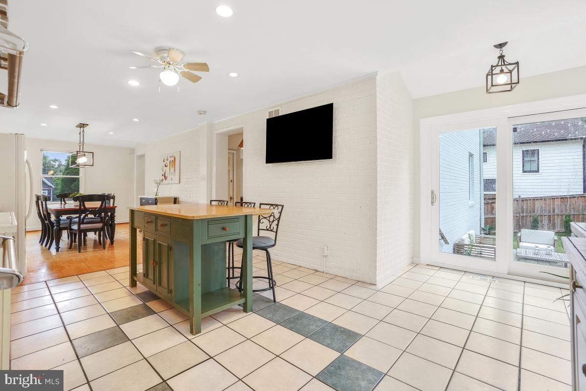 Dining room, Interior, Pendant Lights, Recessed Lighting