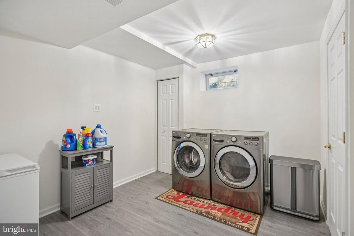 Interior, Washer, Wood Texture Flooring