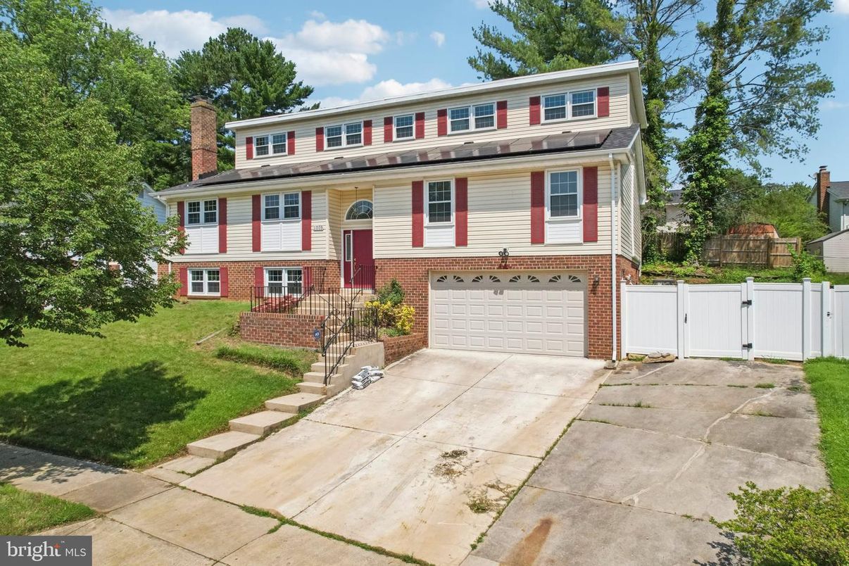 Attached, Exterior, Facade, Brick Facade, Georgian