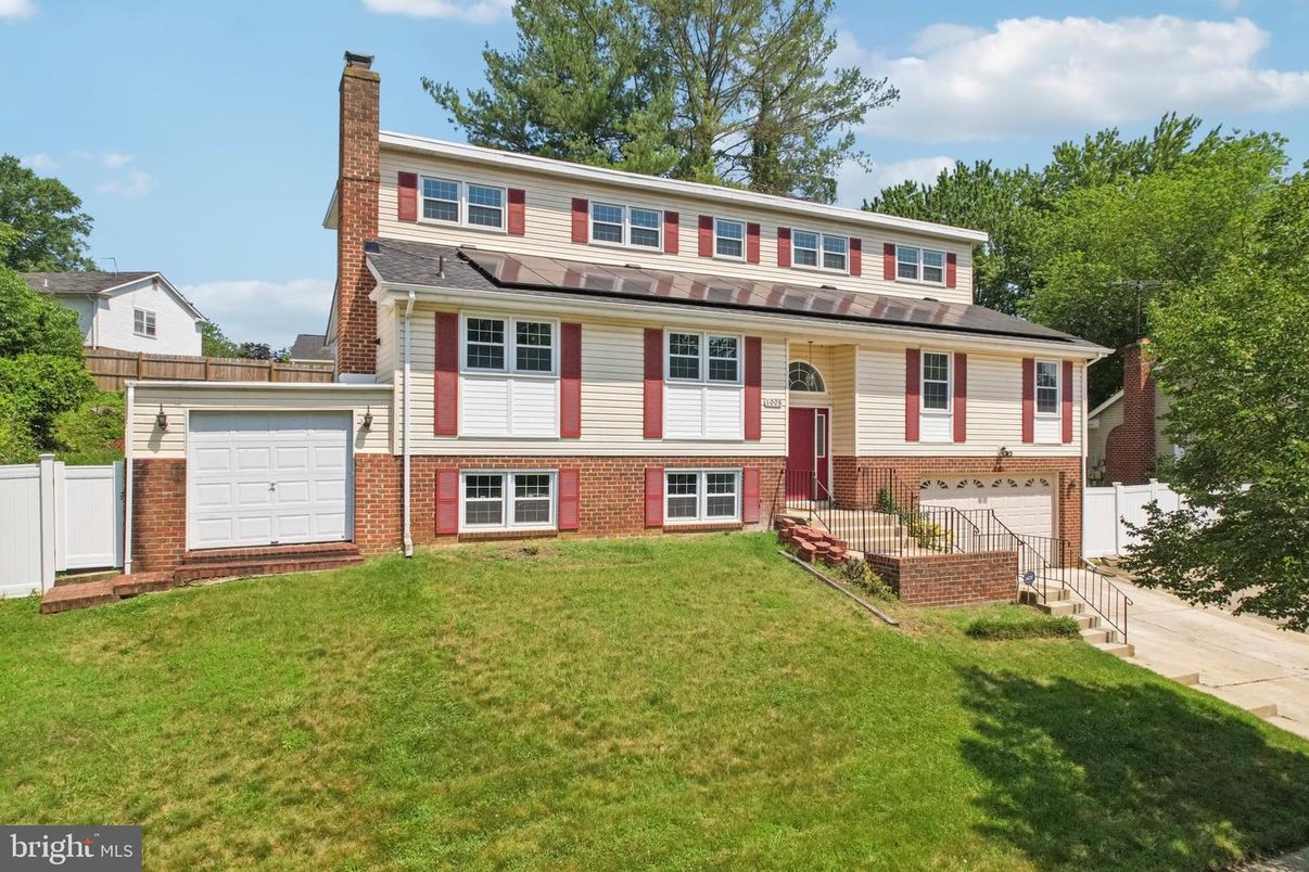 Attached, Exterior, Facade, Brick Facade, Georgian
