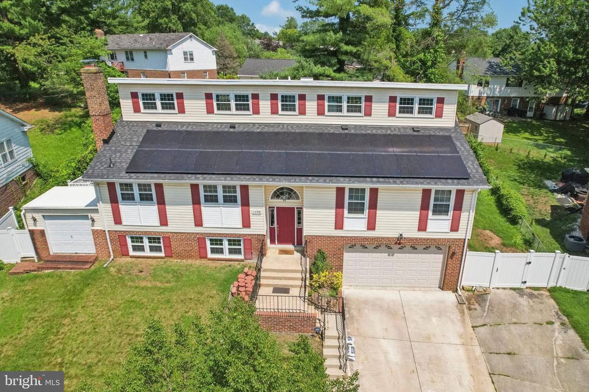 Attached, Exterior, Facade, Solar Panels, Raised Ranch