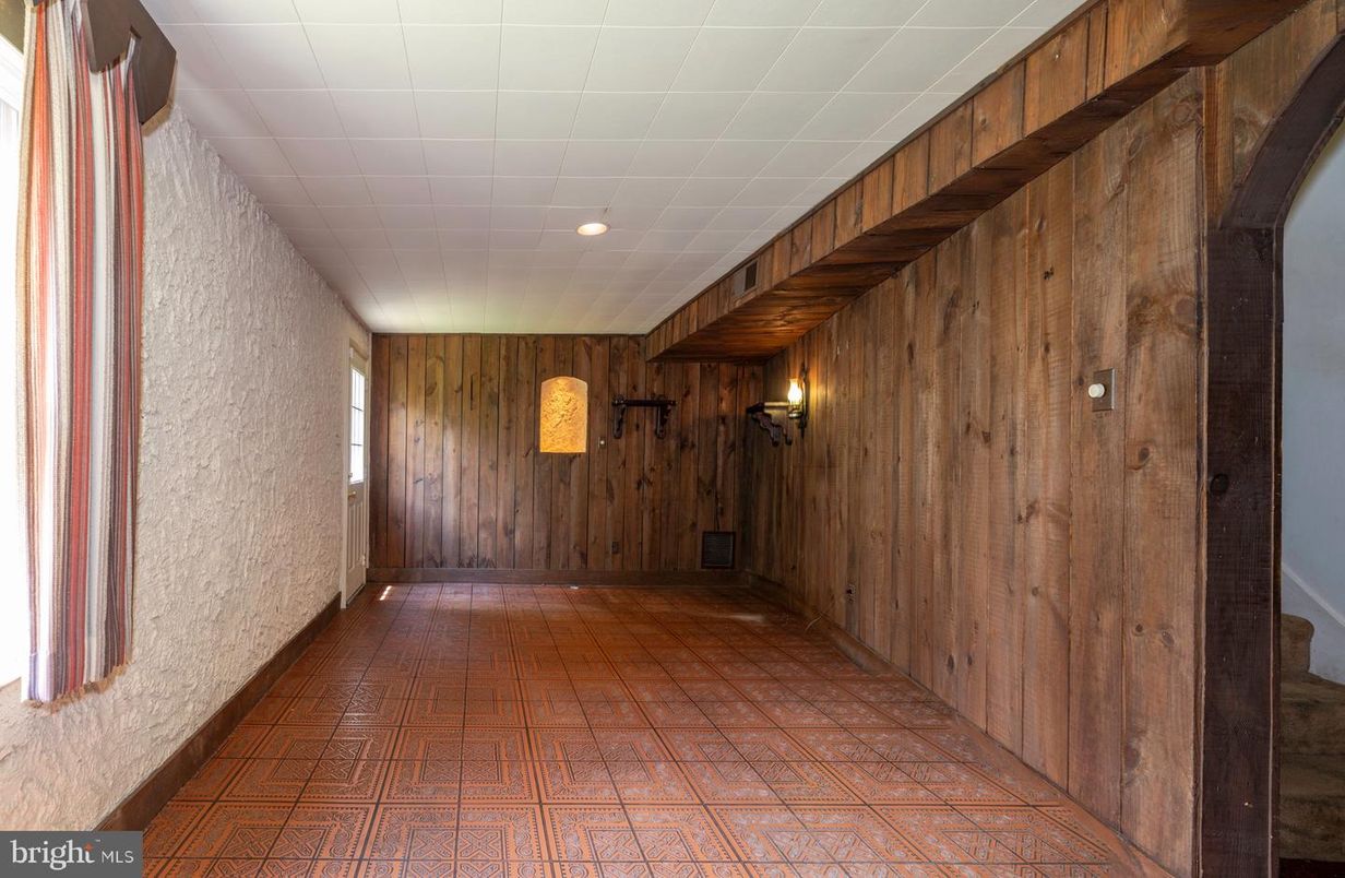 Empty room, Interior, Recessed Lighting, Wooden Walls