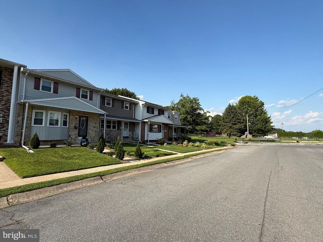Exterior, Facade, Split Level