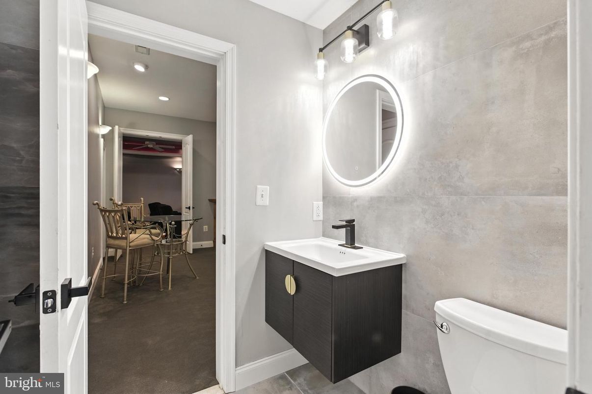 Bathroom, Dining room, Interior, Recessed Lighting