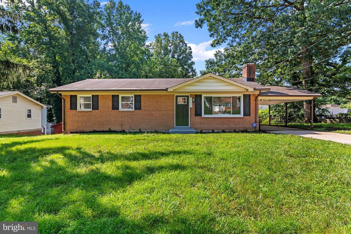 Exterior, Facade, Brick Facade, Ranch