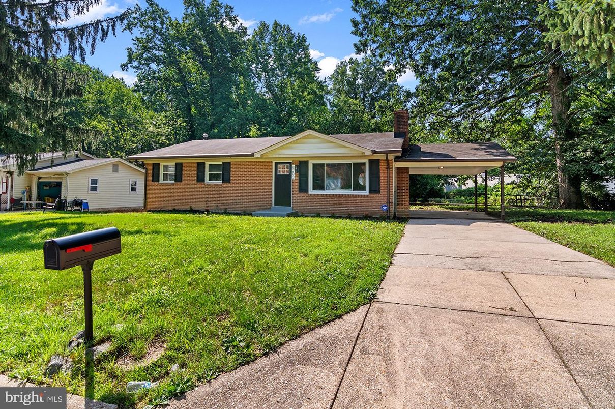 Exterior, Facade, Brick Facade, Ranch